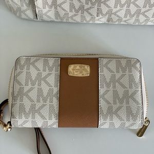Michael Kors Wristlet Wallet